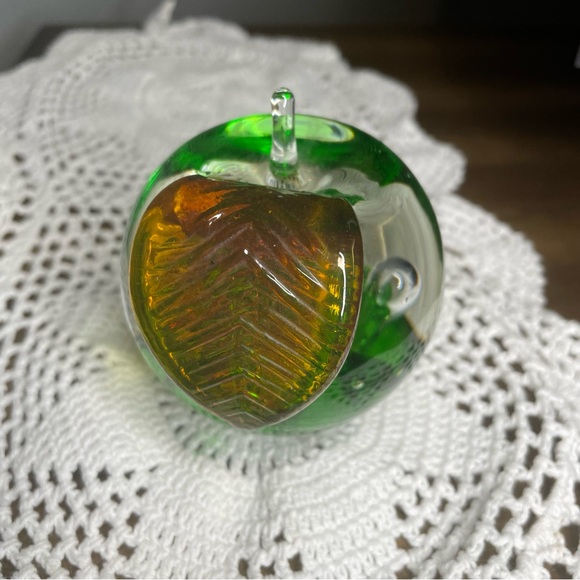 CAITHNESS WINDFALL Scotland Paperweight Apple Hand Blown Glass Signed - Picture 7 of 7